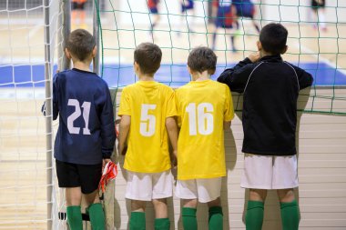 Çocuklar için kapalı futbol futbol maçı. Gençlik futbol takım birlikte izlerken maç. Çocuklar turnuva Futbol futsal maçı oynamaya hazır. Futbol futbol arka plan.