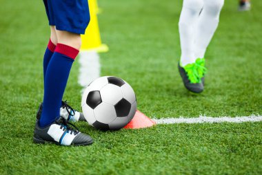 Çocuk futbol futbol eğitim. Sahada futbol topu ile genç atlet. Çocuklar futbol tekme top üniforma. Çocuk pratik matkaplar spor çim sahada top sürme