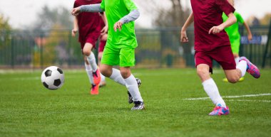 Çocuklar için futbol futbol maçı. Futbol oyun Turnuvası oynayan çocuklar. Çalışan ve Spor Futbol tekme çocuklar alan çimen