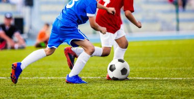 Çocuklar için futbol maçı. Futbol Turnuvası oyun oynayan çocuklar. Çalışan ve Futbol Spor sahada tekme çocuklar. İki genç futbolcular futbol topu için rekabet