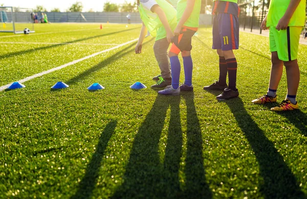 Sesión de entrenamiento de fútbol para niños. Niños entrenando fútbol en el campo. Estadio de fútbol en el fondo —  Fotos de Stock