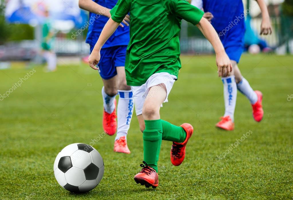 Fotos: jugadores de futbol de niños | Niños niños niños jugando fútbol fútbol juego. Ejecutan ...