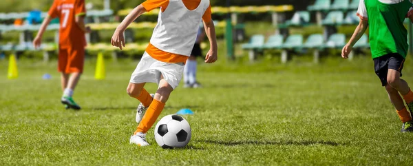 子供のサッカーのサッカー試合。子供サッカー チームがピッチにトレーニング ゲームをプレイします。男の子を実行し、サッカー ボールを蹴るします。青年サッカー選手大会 — ストック写真