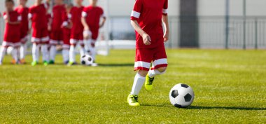 Futbol futbol eğitim çocuklar için. Gençlik Futbol Akademisi Eğitim. Çocuk tekme futbol topu