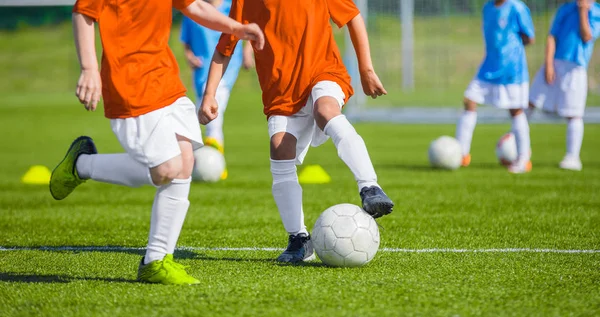 Labdarúgás labdarúgó mérkőzés a gyermekek számára. Gyerekek játék játék futball-bajnokság. Fiúk, futás és a Sport Labdarúgás rugdossa fű mező — Stock Fotó