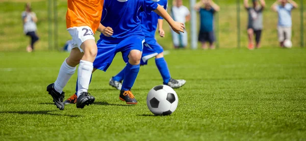 Jogo de futebol para crianças. Crianças jogando jogo de torneio de futebol. Boys Running and Kicking Football (em inglês) no Sports Field. Dois jovens jogadores de futebol competem pela bola de futebol — Fotografia de Stock