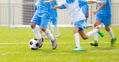 Çocuklar için bir futbol futbol oyun
