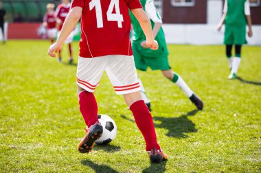 Çocuklar için futbol futbol maçı. Futbol oyun Turnuvası oynayan çocuklar. Çalışan ve Spor Futbol tekme çocuklar alan çimen