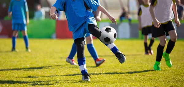 Szkolenia i piłka nożna mecz pomiędzy drużynami młodzieży. Młodzi chłopcy gry w piłkę nożną — Zdjęcie stockowe