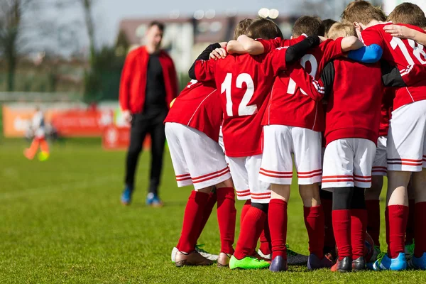 Entrenador dando instrucciones al equipo de fútbol infantil. Equipo de fútbol juvenil antes del partido final. Partido de fútbol para niños. gritar equipo, partido de fútbol — Foto de Stock