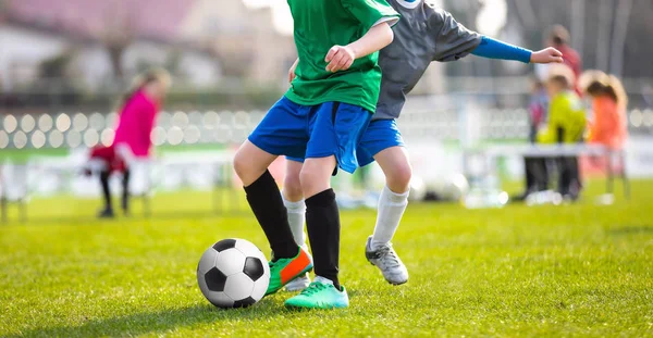 Os miúdos jogam futebol. Competição de futebol juvenil entre crianças. Torneio de Futebol Escolar. Esportes Educação ao ar livre — Fotografia de Stock