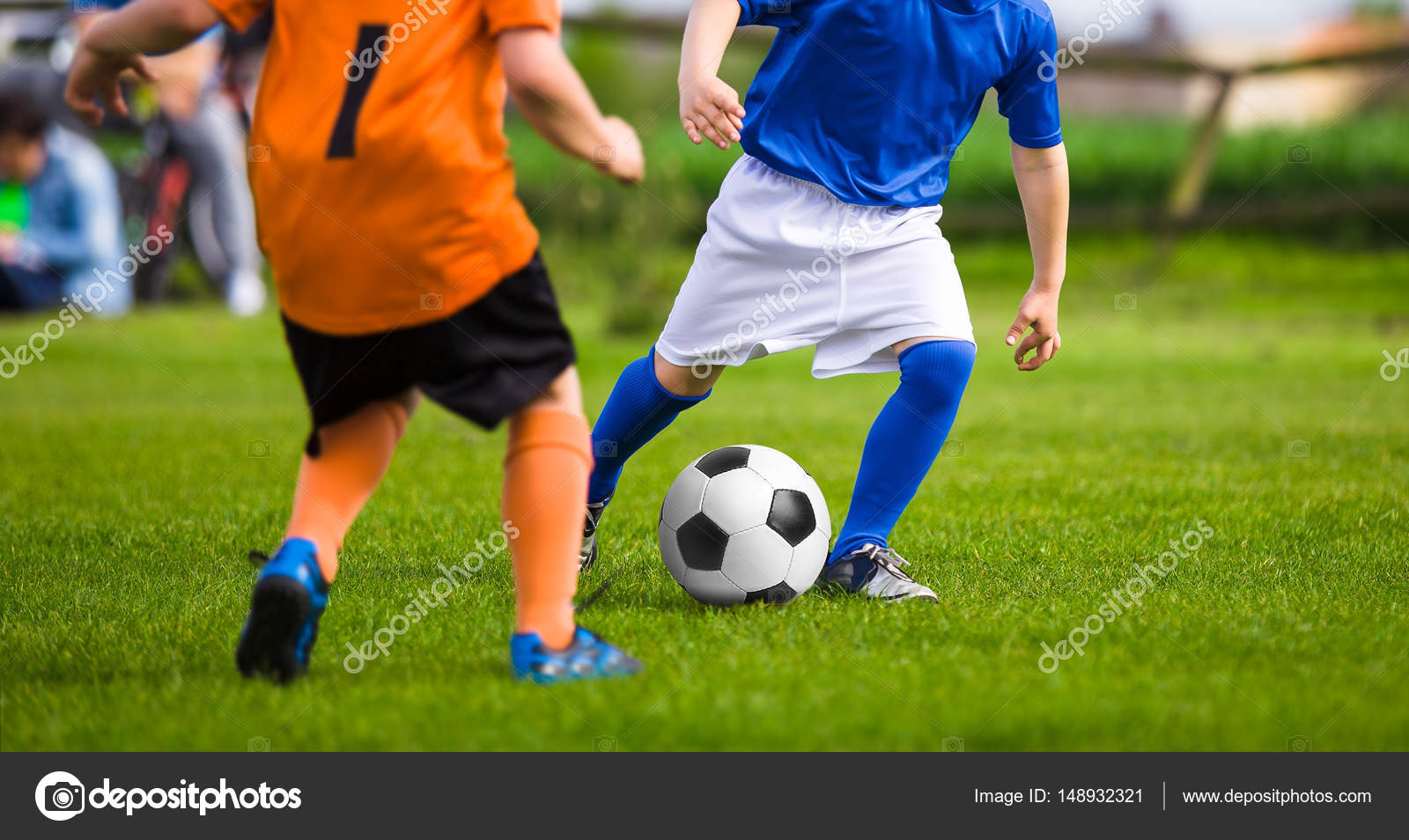 Pequeno Jogador Futebol Chutando Uma Bola Jogo Treinamento Campo