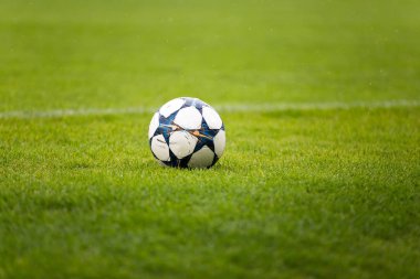 Yeşil sahada futbol topu