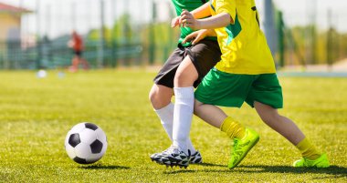 Eğitim ve futbol gençlik arasında futbol takımları maç. Genç erkek futbol oyun oynuyor. Sert rekabet çalışan ve futbol topu tekmeleme oyuncular arasında. Çocuklar için futbol Turnuvasının final oyunu.