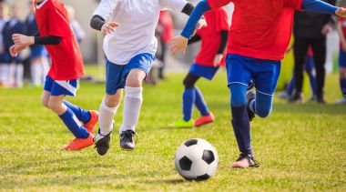 Bir maç oynayan genç futbol oyuncular. Futbol tekme futbolcular oyun aynı. Çalışan futbol futbol oyuncuları