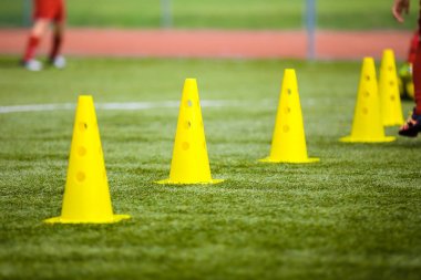 Futbol sahada eğitim için koni aracı. Çim futbol sahası Futbol Akademisi