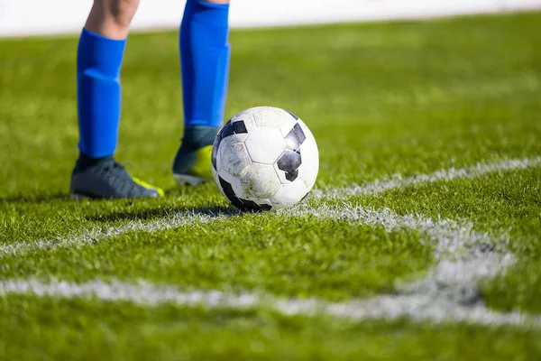 Football avec ballon sur terrain de football. Tirer dans un coin — Photo