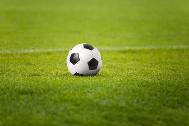 Yeşil sahada futbol topu