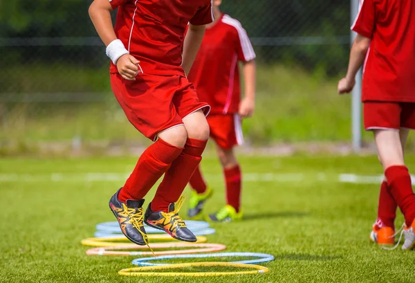 Joven futbolista practicando en el campo. Ecumento de Fútbol. Entrenamiento dinámico de salto de fútbol — Foto de Stock