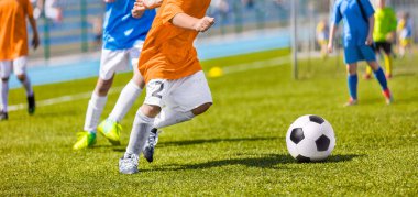 Çocuklar futbol işlem futbol çocuk turnuva rekabet tekme. Çalışan ve sahada futbol topu tekmeleme çocuklar. Kaleci ve Futbol Stadyumu içinde belgili tanımlık geçmiş