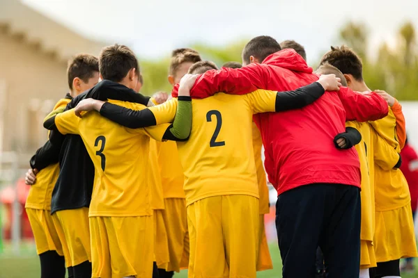 Fotboll; fotboll; handboll; volleyboll; match för barn. Shout team, fotboll fotbollsspel. Lagarbete och enighet. Coaching tal — Stockfoto