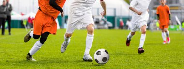 Genç futbolcular futbol çalışan. Futbol tekme futbolcular oyun aynı. Gençlik futbol oyuncular topun peşinde koşuyoruz. Koç ve Futbol Stadyumu içinde belgili tanımlık geçmiş