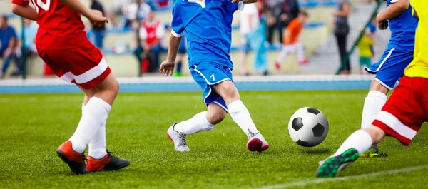 Fußballspiel für Kinder. Jungen laufen und kicken Fußball. Kinder spielen Fußballturnier — Stockfoto