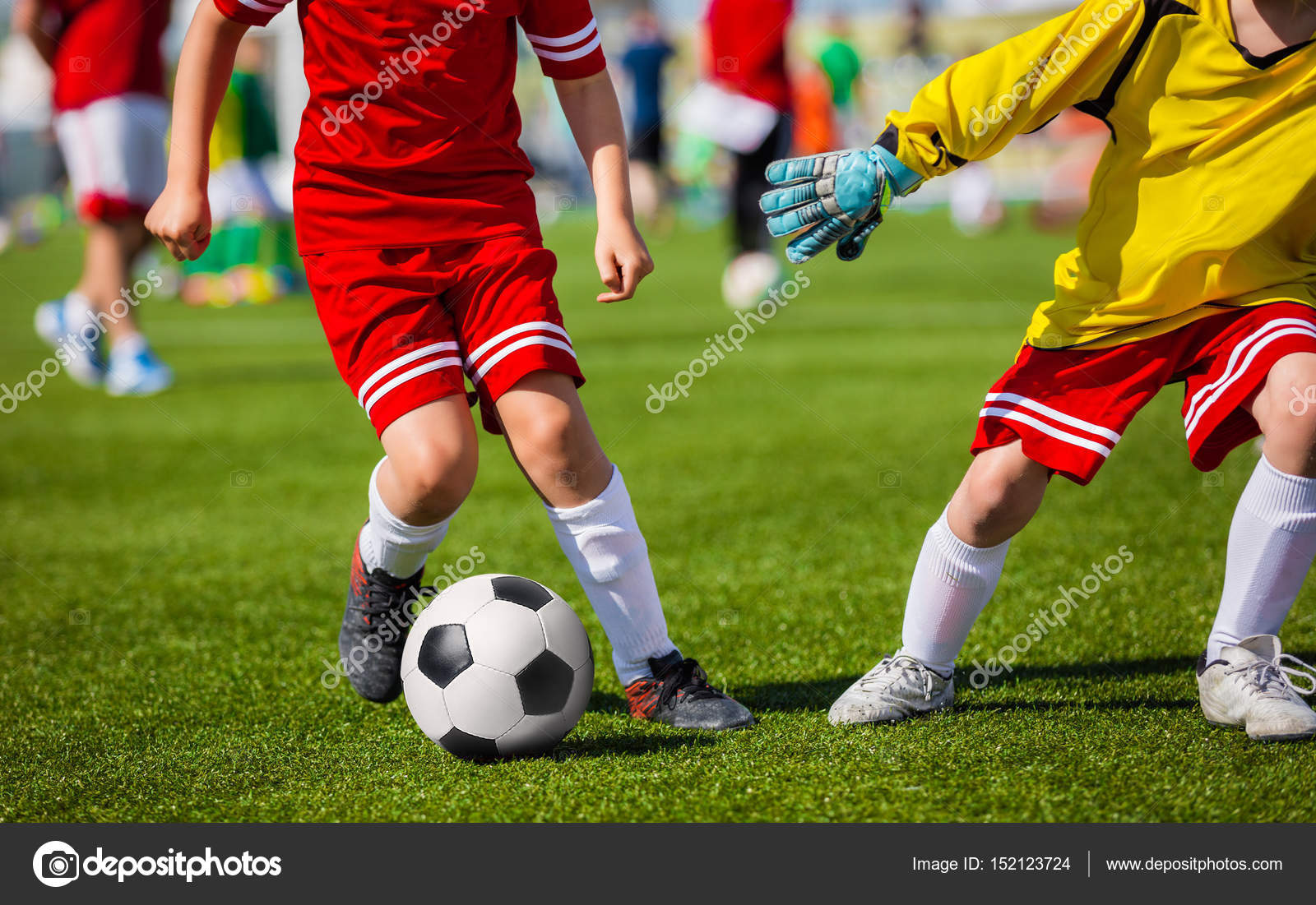 サッカー ボールの少年 サッカー サッカーを遊んでいる子供たち 青少年サッカー フォワードとゴールキーパーの決闘 サッカー サッカー ゲーム 選手 サッカー選手のサッカーの試合を再生して ストック写真 C Matimix