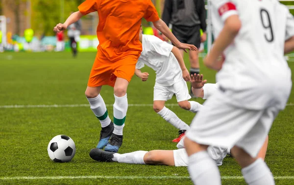 Jalkapallokaksintaistelu. Nuoret pelaajat Kilpailevat jalkapallosta. Juoksevia jalkapalloilijoita jalkapallopätkällä. Turnaus Jalkapallo ottelu nuorten joukkueet — kuvapankkivalokuva