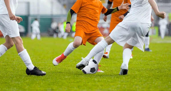 Fotboll fotbollsmatch för barn. Pojkar kör och sparkar fotboll fotboll. Barn spelar fotboll spel turnering — Stockfoto