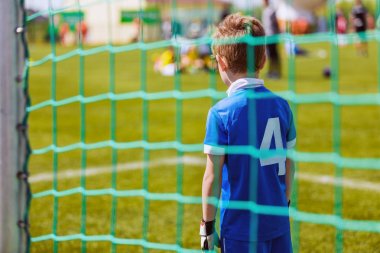 Genç çocuk futbol maçı kaydetmeye hazır sırasında futbol kaleci