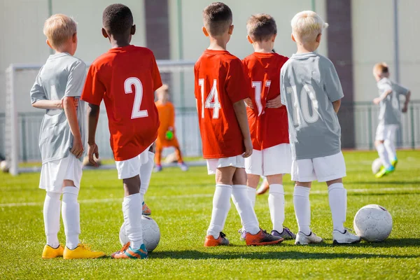 Squadra giovanile di calcio sportiva per bambini. Gioco di calcio calcio per bambini. Giocatori di calcio per bambini che guardano la partita del torneo. Gioco di penalità sullo sfondo — Foto Stock