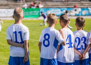 Genç erkek futbol futbol oyuncuları. Gençlik futbolcular sahada. Çocuk futbol genç Milli Spor 