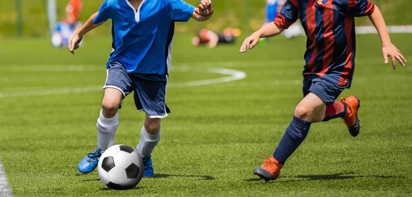 子供のサッカーのサッカー試合。子供たちのサッカー ゲーム大会です。男の子を実行し、サッカーを蹴る — ストック写真