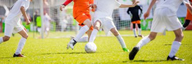 Çocuk futbol matkaplar. Çocuklar futbol tekme sahada maç. Kolej futbol sınıf. Futbol oyuncuları çalıştırıyor. Spor eğitim.