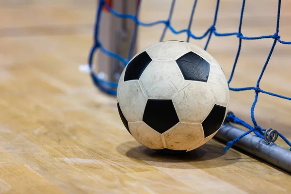 Fútbol balón de futsal gol y piso. Sala de deportes de fútbol interior . — Foto de Stock