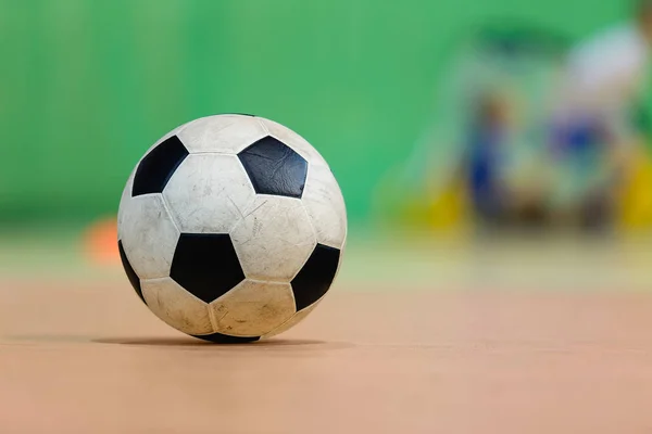 Sala de deportes de fútbol interior. Fútbol futsal pelota y futsal piso — Foto de Stock