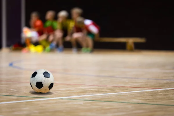 Fútbol Futsal Ball y Equipo Juvenil. Sala de Deportes de Fútbol Interior. Equipo de Fútbol Infantil. Fondo Futsal Deportivo. Liga de Invierno de Fútbol Interior para Niños — Foto de Stock