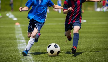 Futbol maçı çimenlerin üzerinde tekme çocuklar. Gençlik futbol oyunu. Çocuklar rekabet spor. Açık oynayan çocuklar