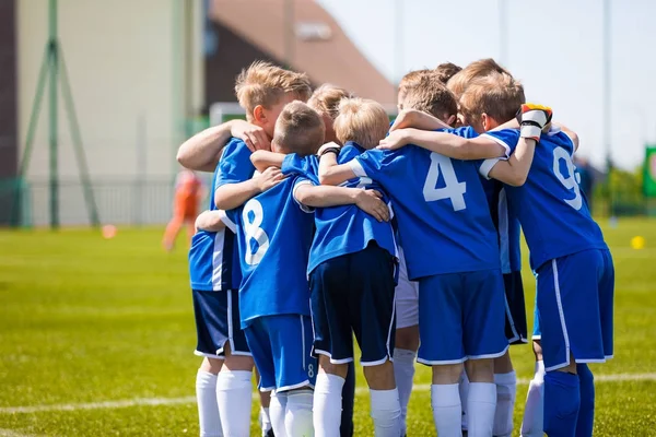 Kinder treiben Sport. Kinder-Sport-Team vereint bereit für Spiel — Stockfoto