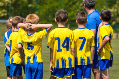 Çocuk futbol takımı. Çocuklar birlikte sahada ayakta. Gençlik Koç motive edici futbolcular maçtan önce. Futbol koçu konuşma