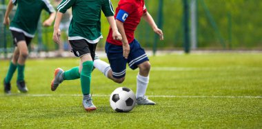Genç oyuncular için futbol maçı. Çocuklar için eğitim ve futbol futbol turnuvası. Gençlik futbol rekabet