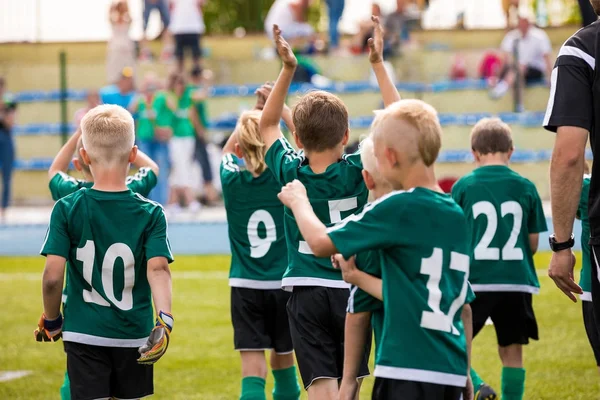 Kinder feiern Fußballsieg. Junge Jungs feiern den Sieg beim Fußballspiel. Gruppe glücklicher Fußballspieler nach dem letzten Spiel. Jungen feiern Fußballmeisterschaft — Stockfoto