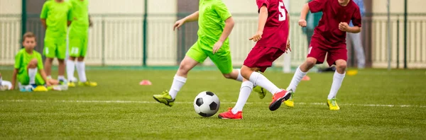 Rapazes a chutar bola de futebol. Equipa de Futebol Infantil. Crianças correndo com bola no campo de futebol. Jovens jogadores de futebol em ação — Fotografia de Stock