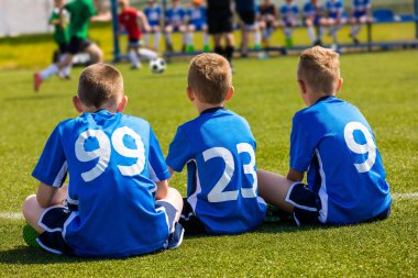 Futbol maçı izlerken çocuklar futbol takımı