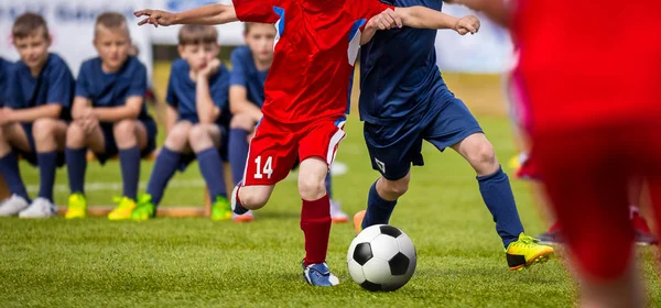 Partido de fútbol para jugadores jóvenes. Entrenamiento y torneo de fútbol para niños — Foto de Stock