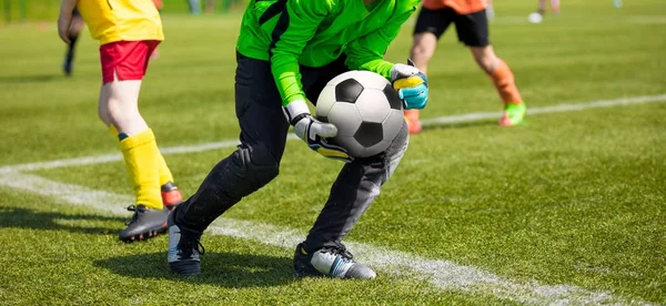 Μπάλα ποδοσφαίρου ποδοσφαίρου τερματοφύλακας εκμετάλλευση. Ποδοσφαίρου τερματοφύλακας αλίευση ικανότητες — Φωτογραφία Αρχείου