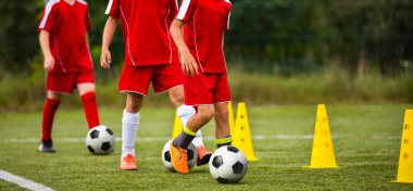 Futbol kampı için çocuklar. Çocuk futbol becerilerini topları ve koniler ile eğitim. Futbol slalom matkaplar futbol top sürme geliştirmek için hızlı