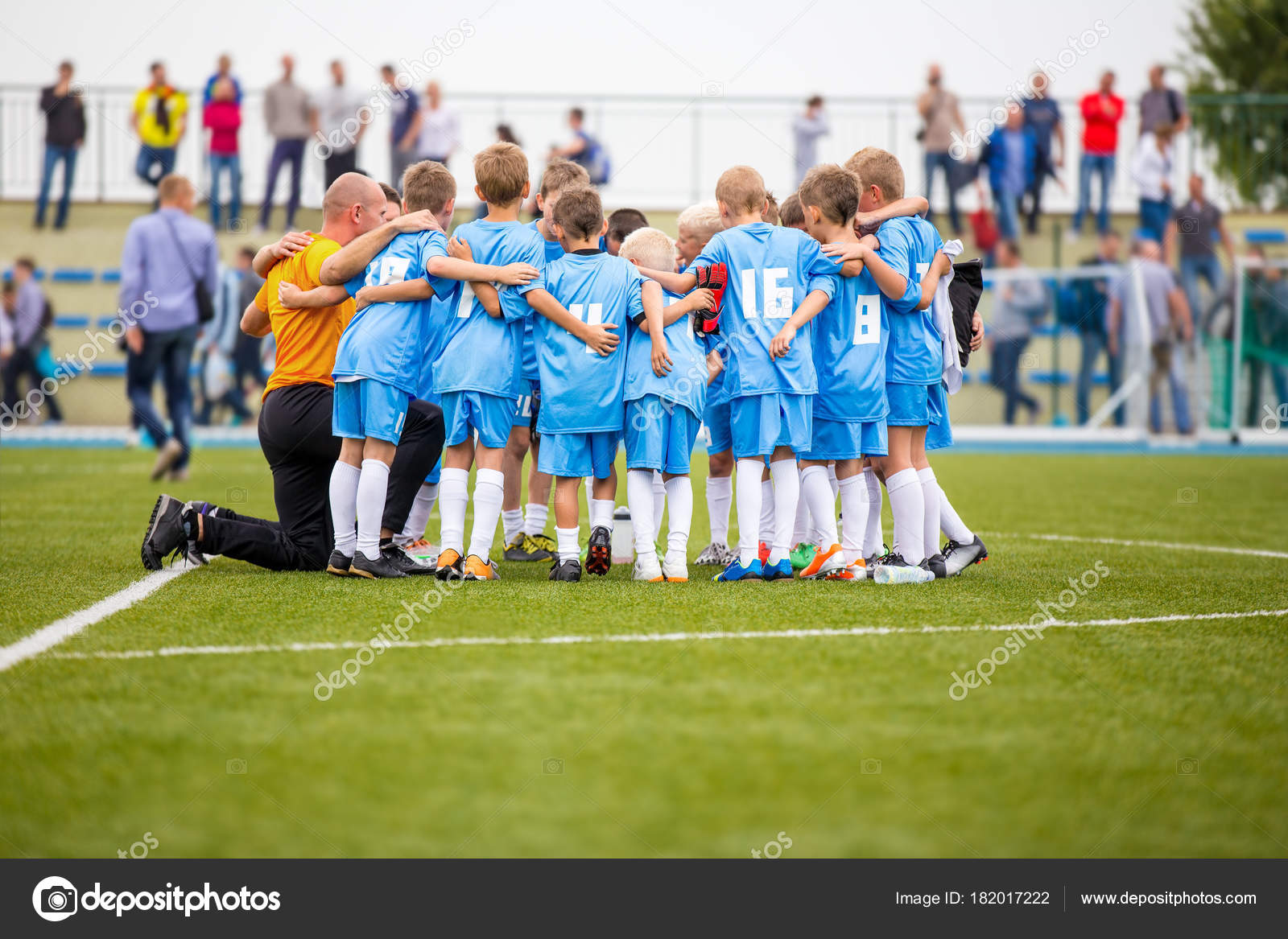 Equipe De Futebol Infantil Se Abraça No Campo De Futebol Antes Do