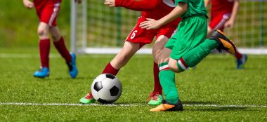 Genç futbolcular futbol çalışan. Futbol tekme futbolcular oyun aynı. Gençlik futbol oyuncu topu çalışan. Futbol takımları okul turnuva